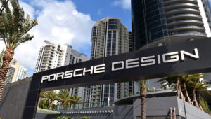Vista frontal del condominio de lujo Porsche Design Tower, en Miami, Florida.