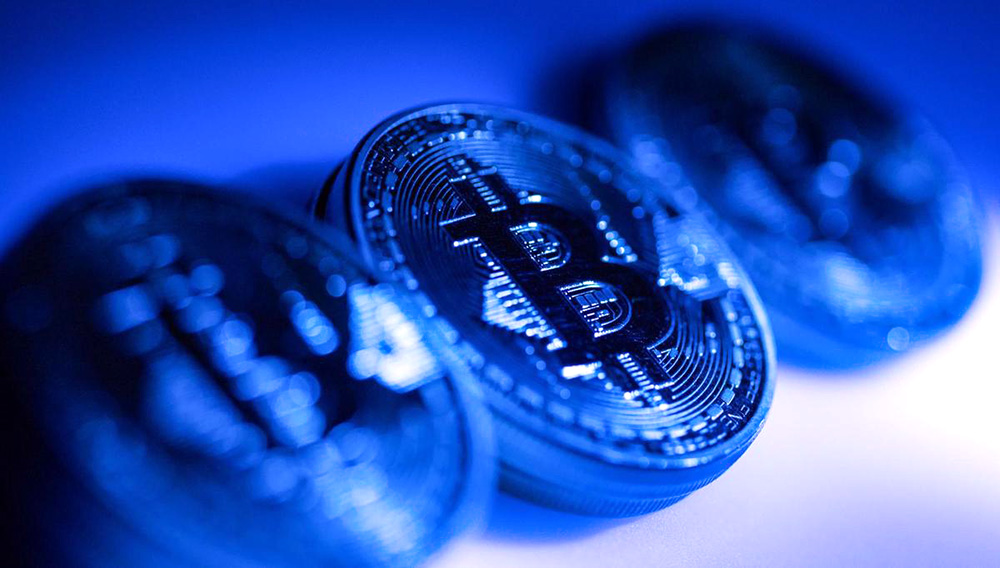 Una colección de bitcoin tokens en color azul intenso.