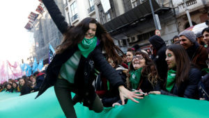 Mujeres celebran la aprobación de la ley del aborto en la Cámara de Diputados de Argentina.