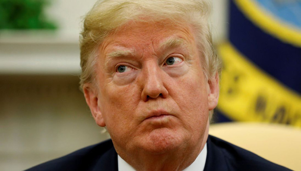 Close up del rostro de Donald Trump con gesto pensativo mirando hacia un lado.