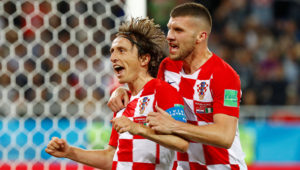 Luka Modric de Croacia celebra con Ante Rebic luego de anotar el segundo gol de su equipo en el partido ante Nigeria.