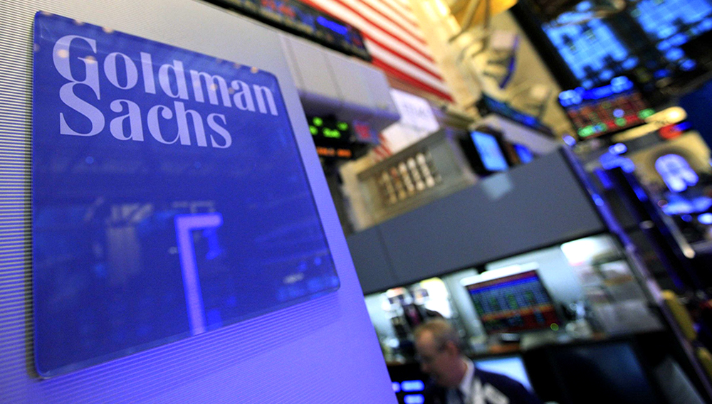 Pantalla con el nombre Goldman Sachs en la bolsa de valores de Nueva York