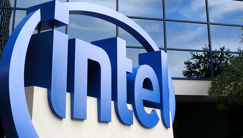 Logotipo de Intel en la entrada del edificio Robert N. Noyce, en Santa Clara, California, Estados Unidos.