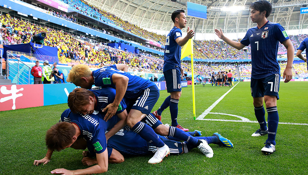 El festejo de los jugadores japoneses tras el gol de penal de Shinji Kawaga (AP)