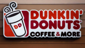 © The Associated Press ARCHIVO - Foto de archivo, 22 de enero de 2018, del logo de Dunkin' Donuts en un local en Mount Lebanon, Pensilvania, EEUU. (AP Foto/Gene J. Puskar, File)