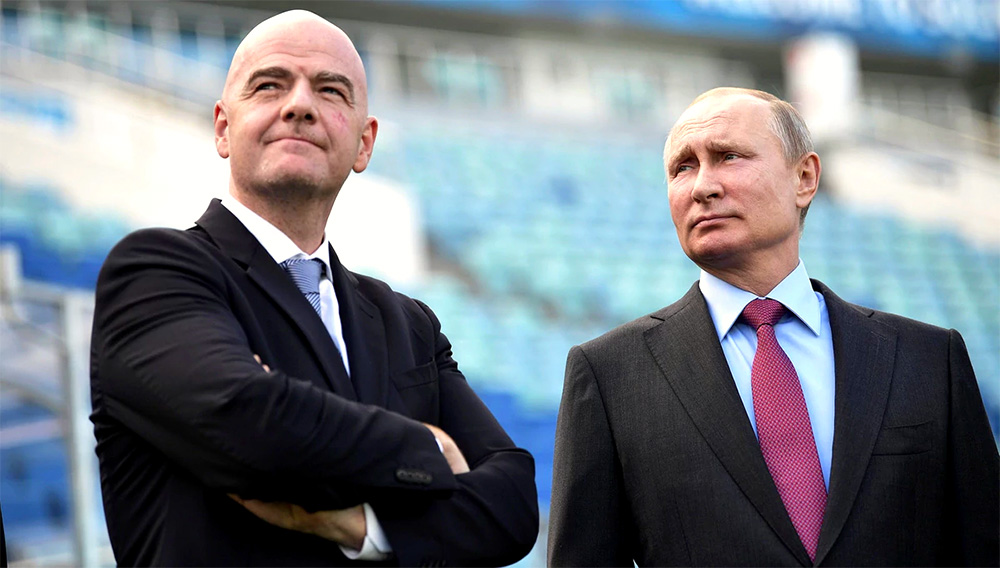 Vladimir Putin y Gianni Infantino recorrieron el estadio de Sochi (Reuters)