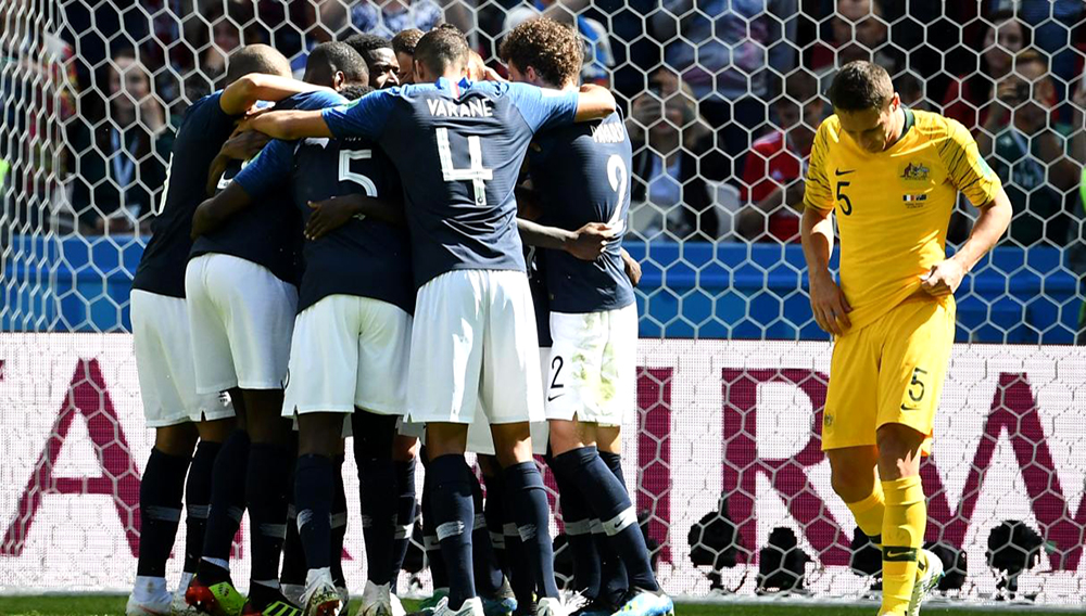 Jugadores de Francia celebran juntos uno de los goles ante Australia.