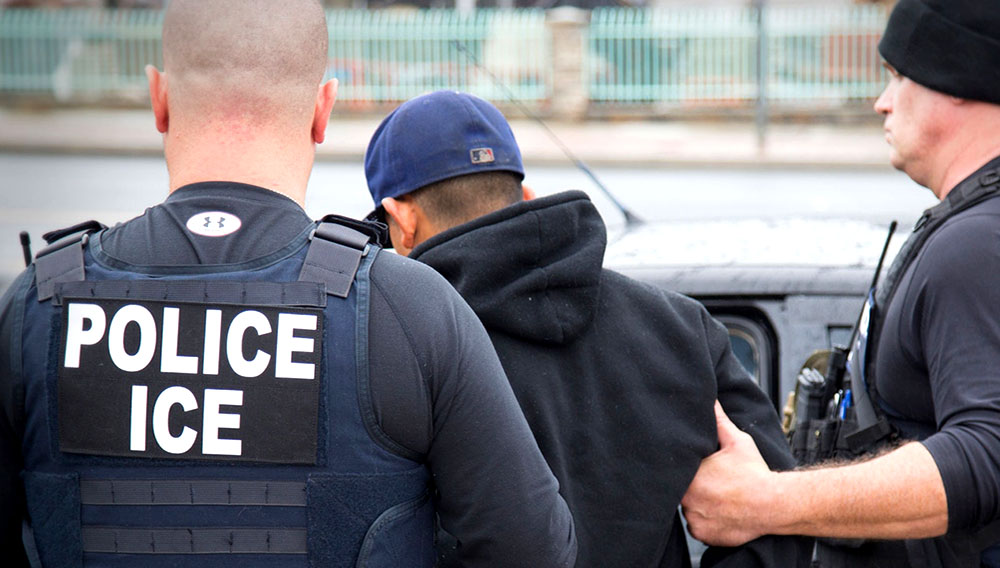 Dos miembros del ICE detienen a un inmigrante ilegal en Estados Unidos