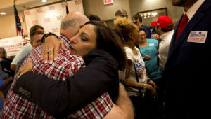 La representante estatal Katie Arrington abraza a partidarios tras derrotar al representante federal Mark Sanford en las elecciones primarias, en el hotel DoubleTree de Hilton, donde celebraba su fiesta de fin de campaña, el 12 de junio de 2018 en North Charleston, Carolina del Sur.