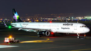 Foto nocturna de un avión estacionado de la aerolínea mexicana de bajo costo Volaris. Photo: Víctor Ambriz.