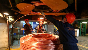 Trabajadores de la refinería de cobre Uranolectromed OJSC, operado por Ural Minería y Metalúrgica Co., enrollando cables de cobre en Verkhnyaya Pyshma, Rusia.