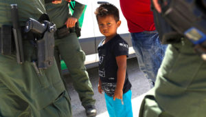 Niño rodeado de policías de inmigración de EE.UU. John Moore/Getty Images