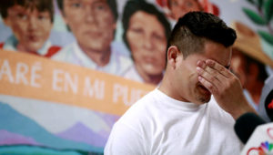 En esta fotografía de archivo del 25 de junio de 2018, Christian, de Honduras, narra cómo lo separaron de su hijo en la frontera, durante una conferencia de prensa en la Casa de la Anunciación en El Paso, Texas. (AP Foto/Matt York, Archivo)