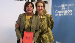 La periodista Laura Vilariño y Marcela Massut, nieta de Petrona Carrizo de Gandulfo, presentaron la versión revisada y definitiva de "El Libro de Doña Petrona".
