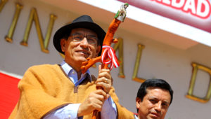 Jefe de Estado de Perú, Martín Vizcarra, entrega diploma que reconoce al Sistema Tradicional de los Jueces del Agua de Corongo (Áncash), como patrimonio cultural inmaterial de la humanidad por la Unesco. 28 de junio de 2018. Foto: Flickr Presidencia Perú.