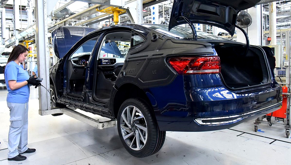 Línea de producción del Volkswagen Virtus en Brasil