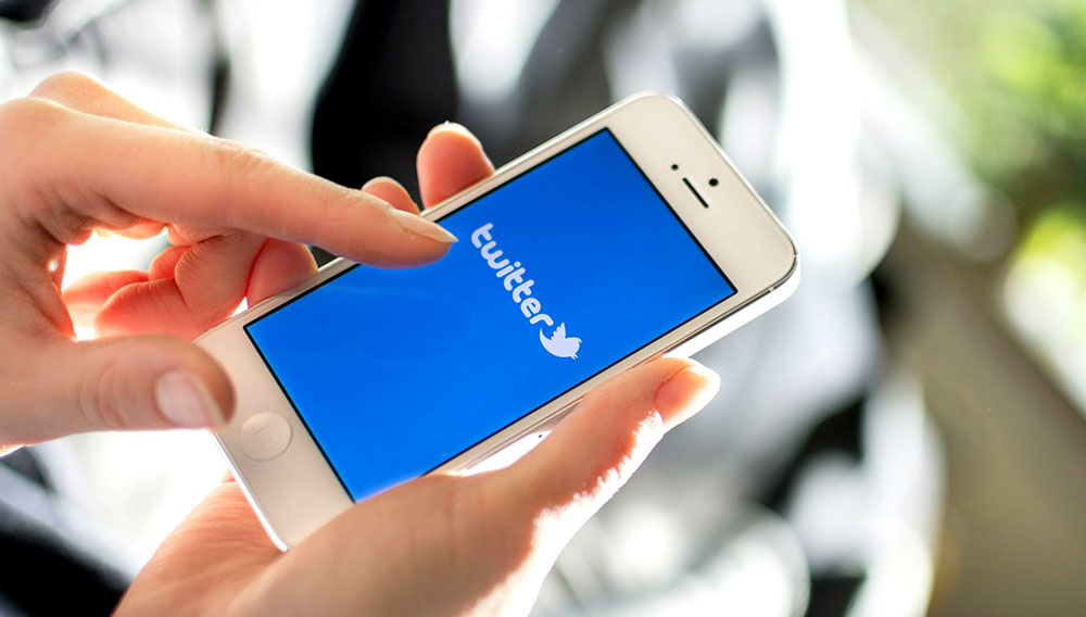 People using Twitter. Photo: Shutterstock