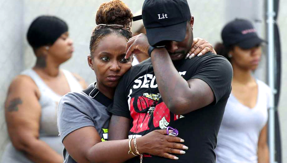 Esta foto del domingo 5 de agosto del 2018 muestra a un hombre llorando afuera del Hospital Stroger en Chicago, tras salir de la sala de emergencia, donde había muchos familiares y amigos de víctimas de tiroteos. (Antonio Pérez/Chicago Tribune via AP)