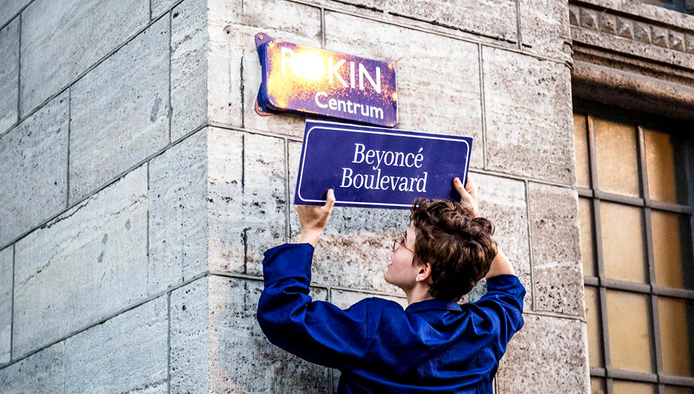 Amsterdam 07-08-2018 Straatnaamborden vervangen voor feministische straatnaambordjesFoto: Tammy van Nerum