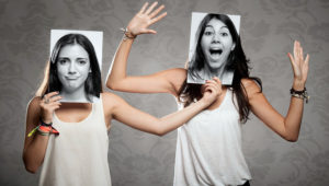 Portrait von zwei Mädchen, die eine Fotografie vor dem Gesicht. 123rf.com