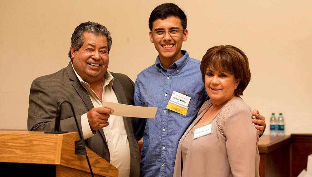 Catalino Tapia y su esposa Margarita entregando una beca para la universidad a un estudiante de bajos recursos. Foto: Fundación de Becas de Jardineros de la Bahía de San Francisco (BAGSF).