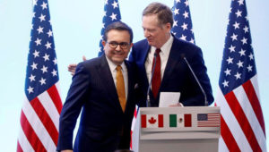 FILE PHOTO: U.S. Trade Representative Robert Lighthizer embraces Mexican Economy Minister Ildefonso Guajardo during a joint news conference on the closing of the seventh round of NAFTA talks in Mexico City, Mexico March 5, 2018. REUTERS/Edgard Garrido/File Photo