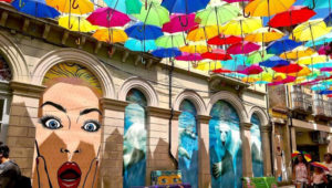 La ciudad portuguesa de Águeda se ha convertido en referente mundial por sus singulares decoraciones callejeras con paraguas de colores, una iniciativa que ha exportado a todo el mundo. Foto: EFE
