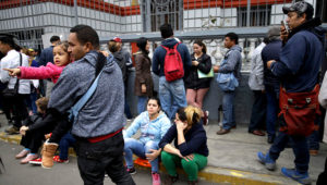 Los venezolanos que recientemente se mudaron a Perú esperan afuera de la embajada venezolana para tratar de obtener un lugar en un vuelo de regreso a casa financiado por el gobierno en Lima, Perú, el martes 4 de septiembre de 2018. (AP Foto / Martin Mejia)