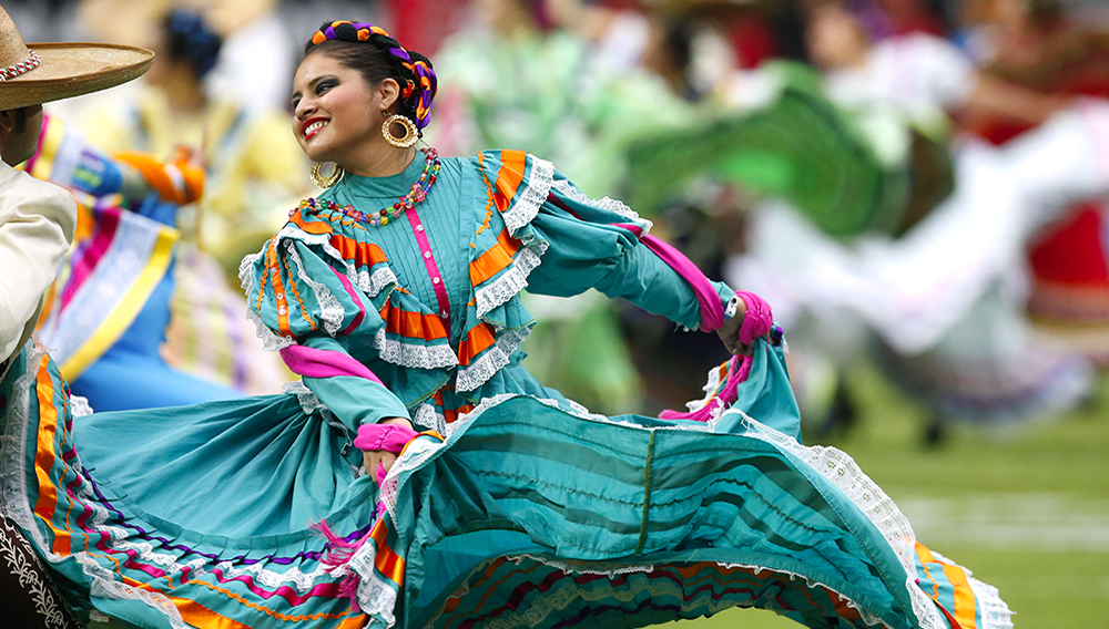 Bailarina hispana con un traje colorido (© AP Images)