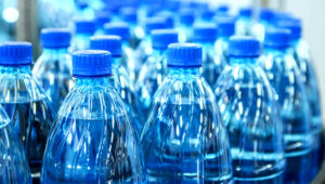 O PET (polietileno tereftalato), um material reciclável, é um dos plásticos mais difundidos, amplamente utilizado para embalagens de alimentos e principalmente garrafas (IStock/Getty Images)