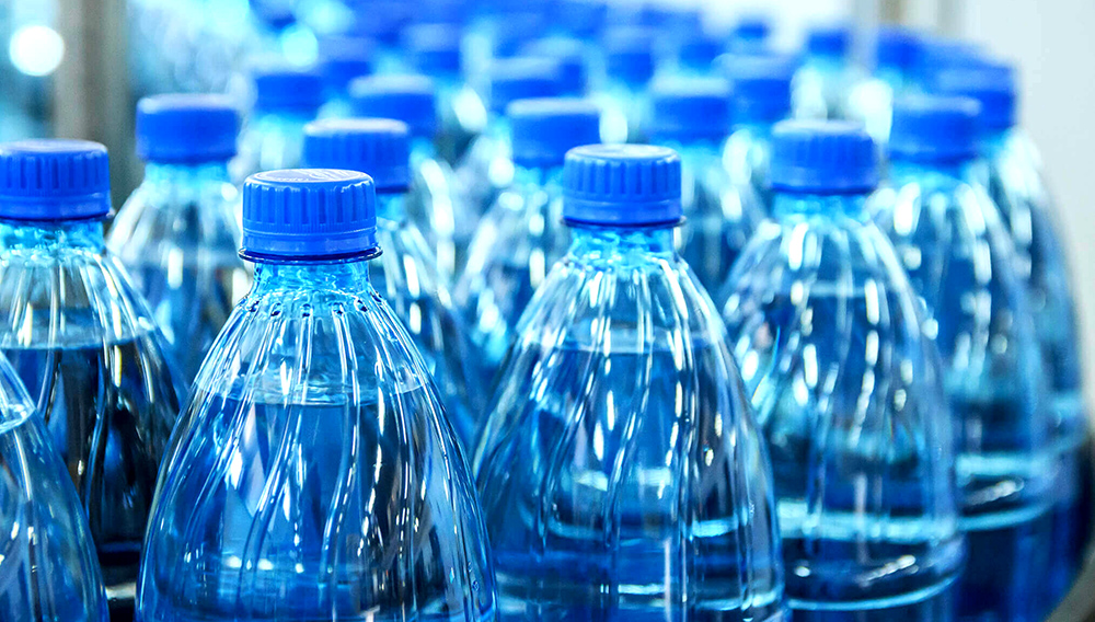 O PET (polietileno tereftalato), um material reciclável, é um dos plásticos mais difundidos, amplamente utilizado para embalagens de alimentos e principalmente garrafas (IStock/Getty Images)