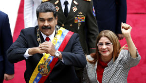 El presidente Nicolás Maduro y su esposa la primera dama Cilia Flores saludan al llegar a una sesión con la Asamblea Constitutente en Caracas, Venezuela, el 24 de mayo de 2018. (AP Foto/Ariana Cubillos, File)