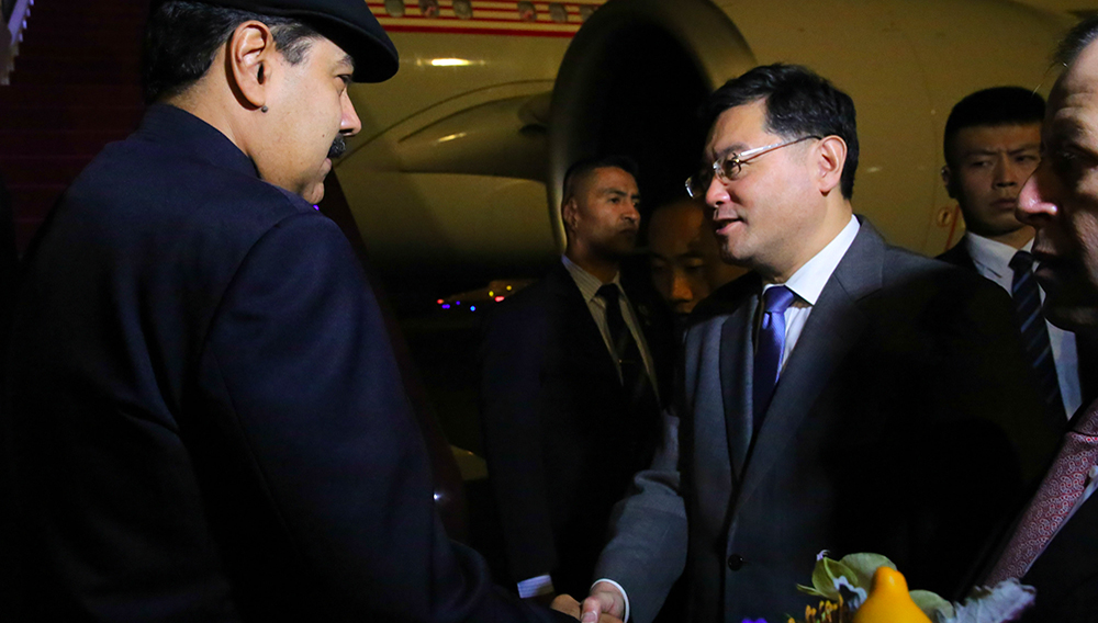 PEKÍN (CHINA), 13/09/2018.- Fotografía cedida por la oficina de prensa de Miraflores, del presidente venezolano, Nicolás Maduro (i), a su llegada a Pekín (China) hoy, jueves 13 de septiembre de 2018. EFE/PRENSA MIRAFLORES/SOLO USO EDITORIAL/NO VENTAS