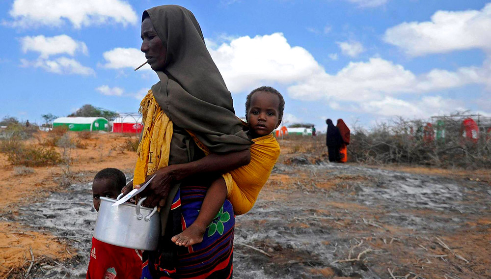 Desplazados somalíes esperan para recibir alimentos en Mogadiscio. AFP/MOHAMED ABDIWAHAB