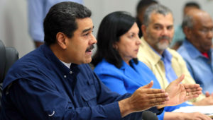 Fotografía cedida por prensa de Miraflores del presidente de Venezuela Nicolás Maduro (i), quien habla durante un Consejo de Ministros el martes 16 de mayo de 2017, en la ciudad de Caracas, Venezuela. EFE