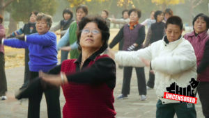 China's Controversial Square Dancing Grannies | China Uncensored. Fotocaptura: Youtube
