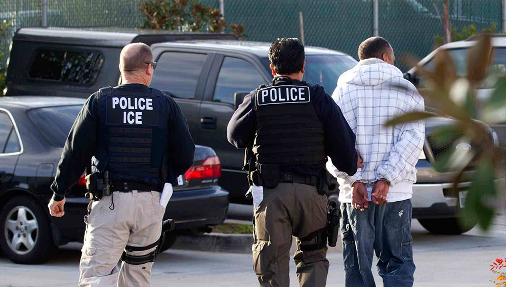 Agentes de ICE realizan redada a inmigrantes indocumentados en una imagen de archivo.