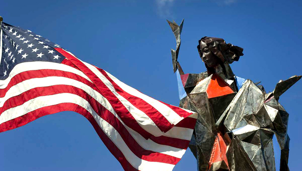 La escultura de la Virgen María saludará a quienes cruzan entre EEUU y México. Foto: EFE