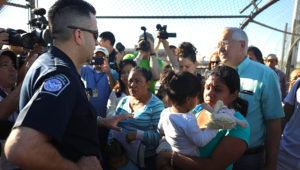 Washington Post: migrantes con hijos cruzan la frontera a EEUU en números récords. Getty Images
