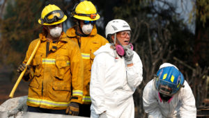 Las antropólogas forenses Kyra Stull (al centro) y Tatiana Vlemincq (derecha) inspeccionando entre los restos de una casa rodante destruida por el Camp Fire en Paradise, California, EEUU. 17 de noviembre de 2018. REUTERS/Terray Sylvester