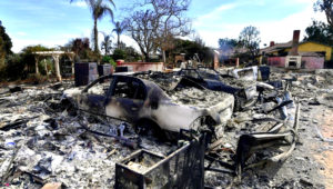 Restos de autos y viviendas destruidas por las llamas del Woolsey Fire en Malibú, California, el 13 de noviembre de 2018. AFP / Frederic J. BROWN