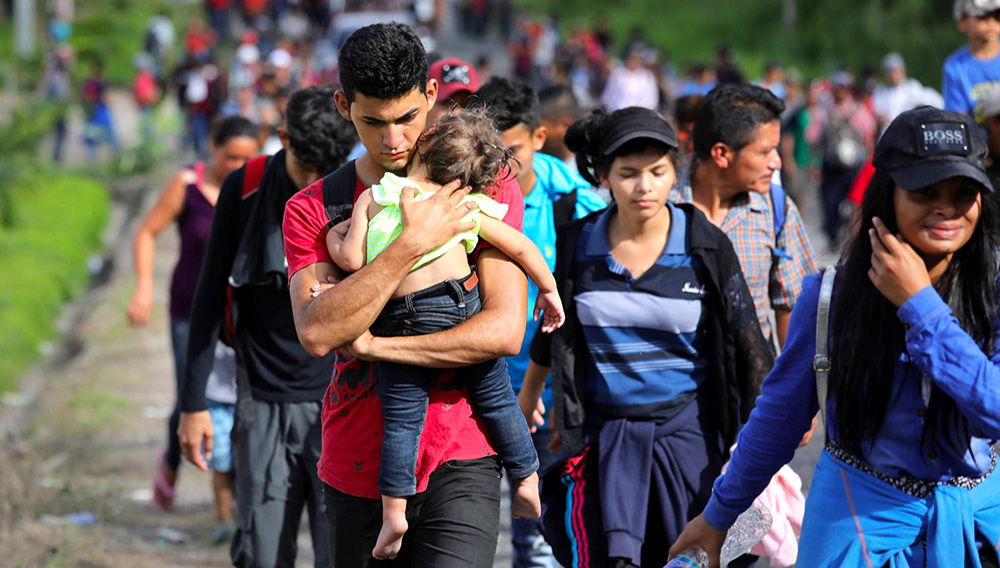La caravana de migrantes centroamericanos que avanza por México rumbo a EEUU para solicitar asilo político ha sido estigmatizada como una “invasión” por Donald Trump, quien ha enardecido su discurso antiinmigrante. (Getty Images)