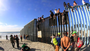 La Patrulla Fronteriza dijo que varias personas treparon la valla fronteriza que separa Tijuana y San Diego. (EFE).