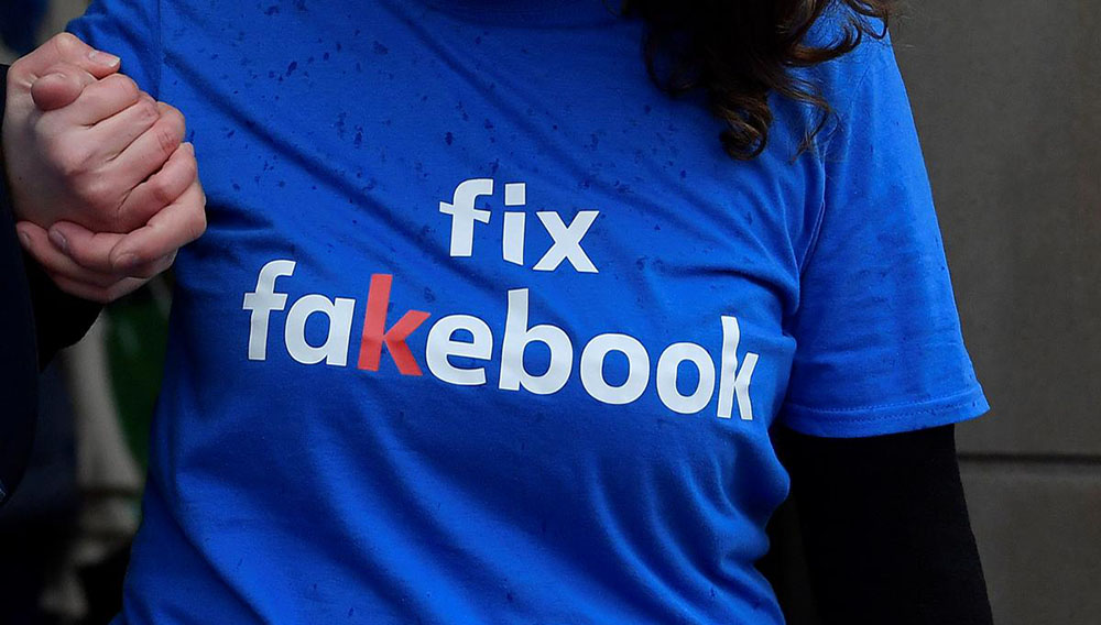 Un activista protesta por la ausencia del fundador y presidente de Facebook, Mark Zuckerberg, en una reunión sobre noticias falsas organizada por el comité digital, de medios culturales y deportes del Parlamento en Londres. 27 de noviembre de 2018. REUTERS/Toby Melville