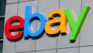 Logotipo de eBay en un edificio.