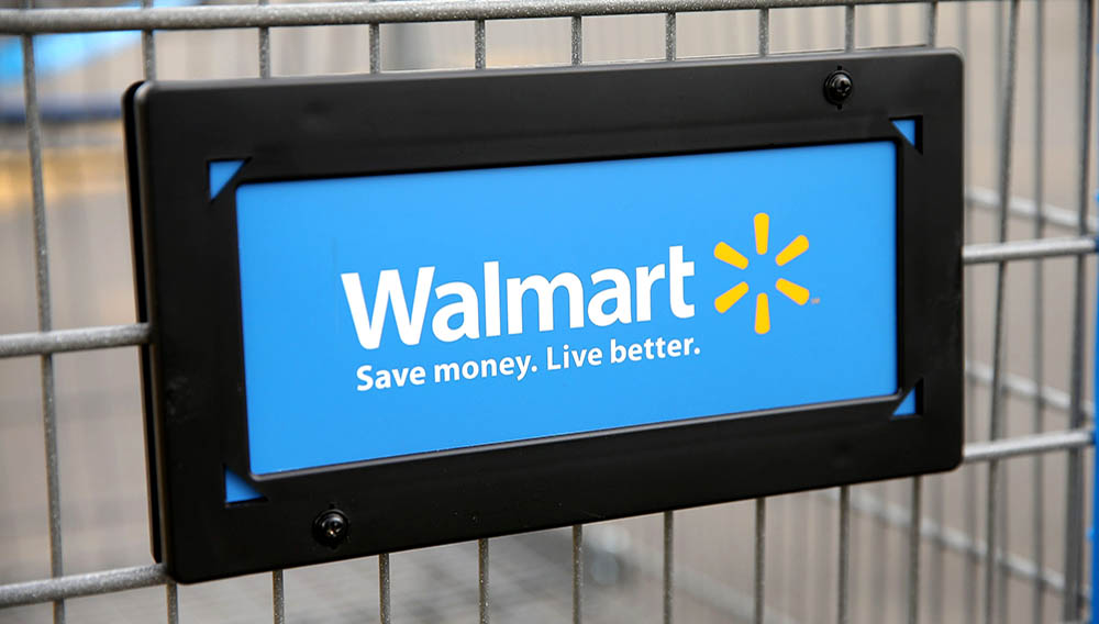 El gigante de la distribución Walmart aumentó este jueves su previsión de ganancias para el año, tras un buen tercer trimestre en ventas en todas sus líneas y en casi todos los mercados donde está presente. GETTY IMAGES NORTH AMERICA/AFP/Archivos / SCOTT OLSON