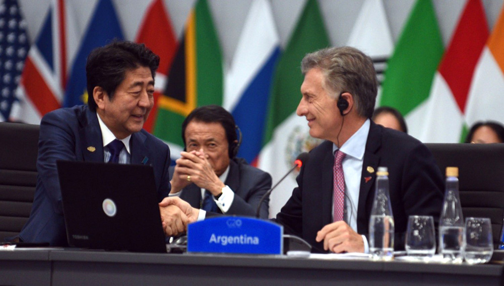 Presidente de Argentina, Mauricio Macri, saluda con un apretón de manos al primer ministro de Japón, Shinzo Abe, en el marco de la Cumbre del G20 que se realizó en Buenos Aires. Foto: Reuters.