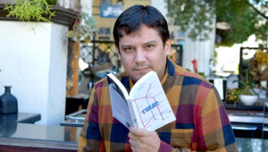 El escritor peruano Pedro Medina León posa con un ejemplar de su libro "Tour" en Miami (EE.UU.). EFE