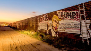 Muro fronterizo entre Estados Unidos y México con un dibujo contra el presidente Donald Trump.