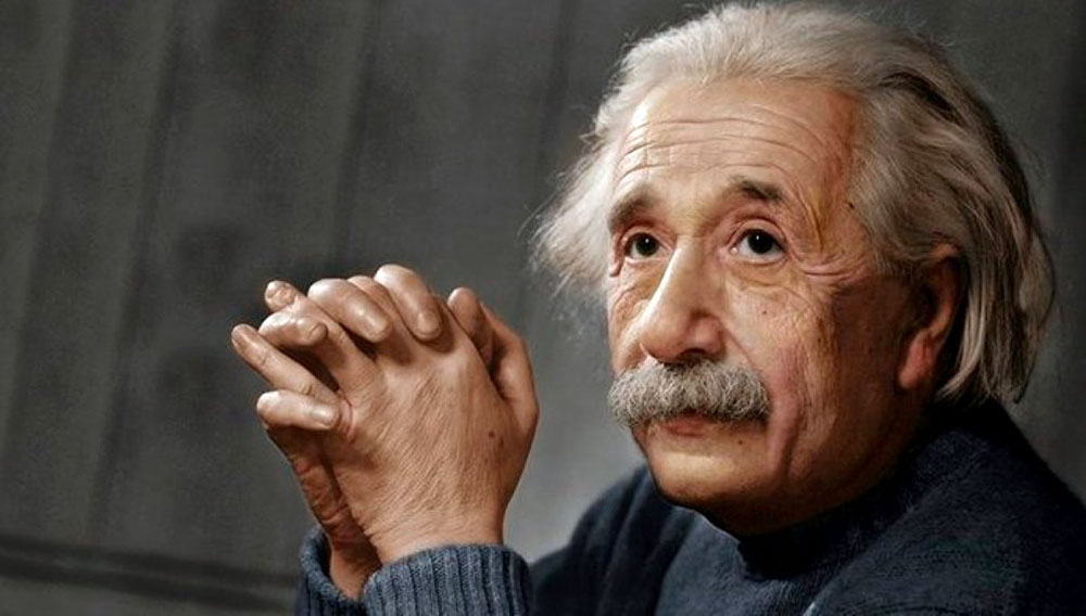 Albert Einstein, con las manos juntas y mirando a un punto distinto al de la cámara fotográfica.